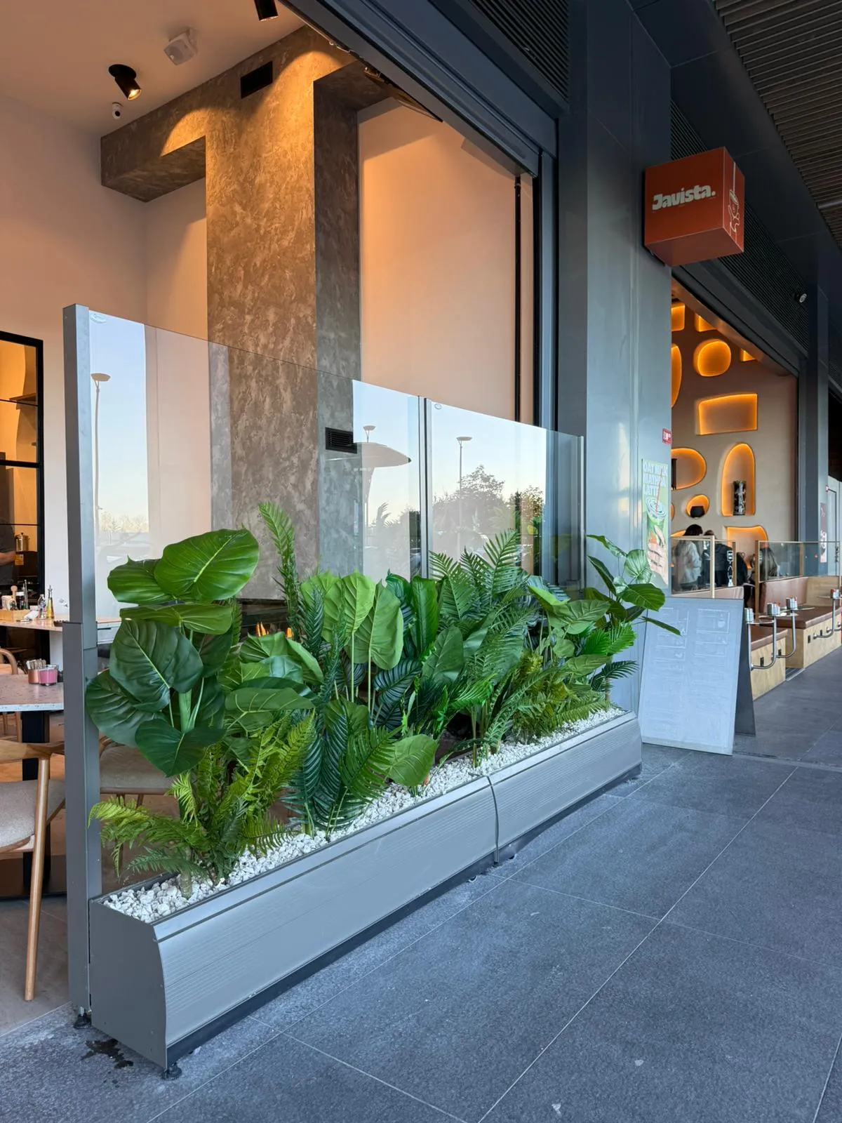 Windschutzglas mit Pflanzkasten und LED — Kit‑Linie · 06