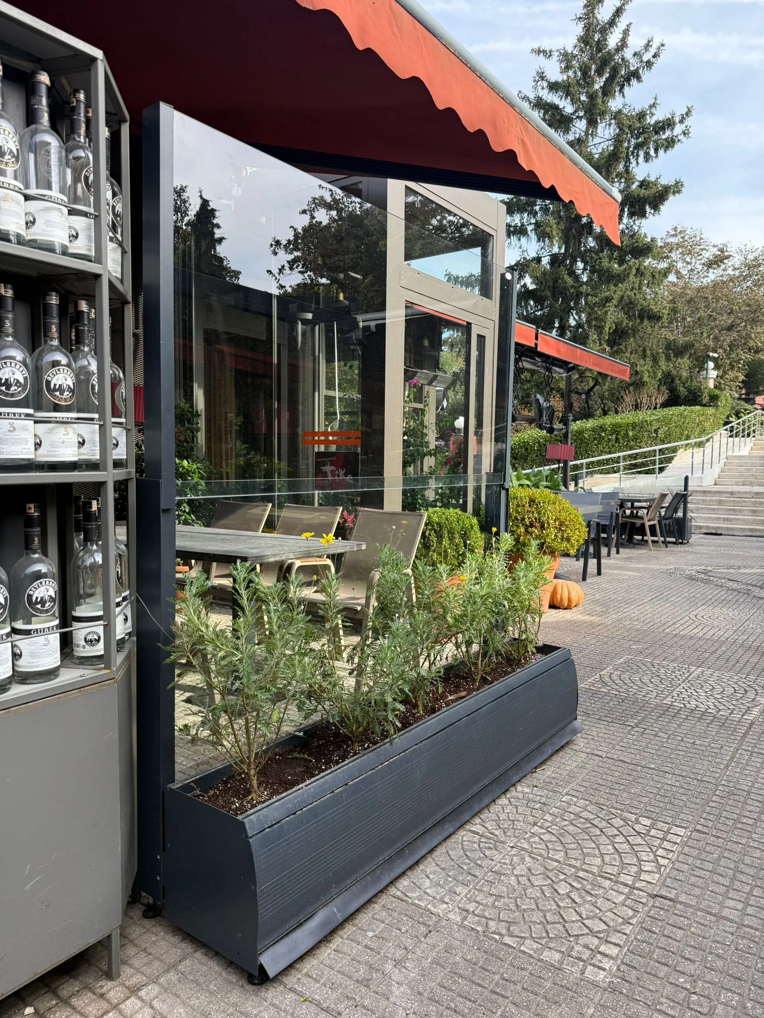 Windschutzglas mit Pflanzkasten und LED — Kit‑Linie · 07