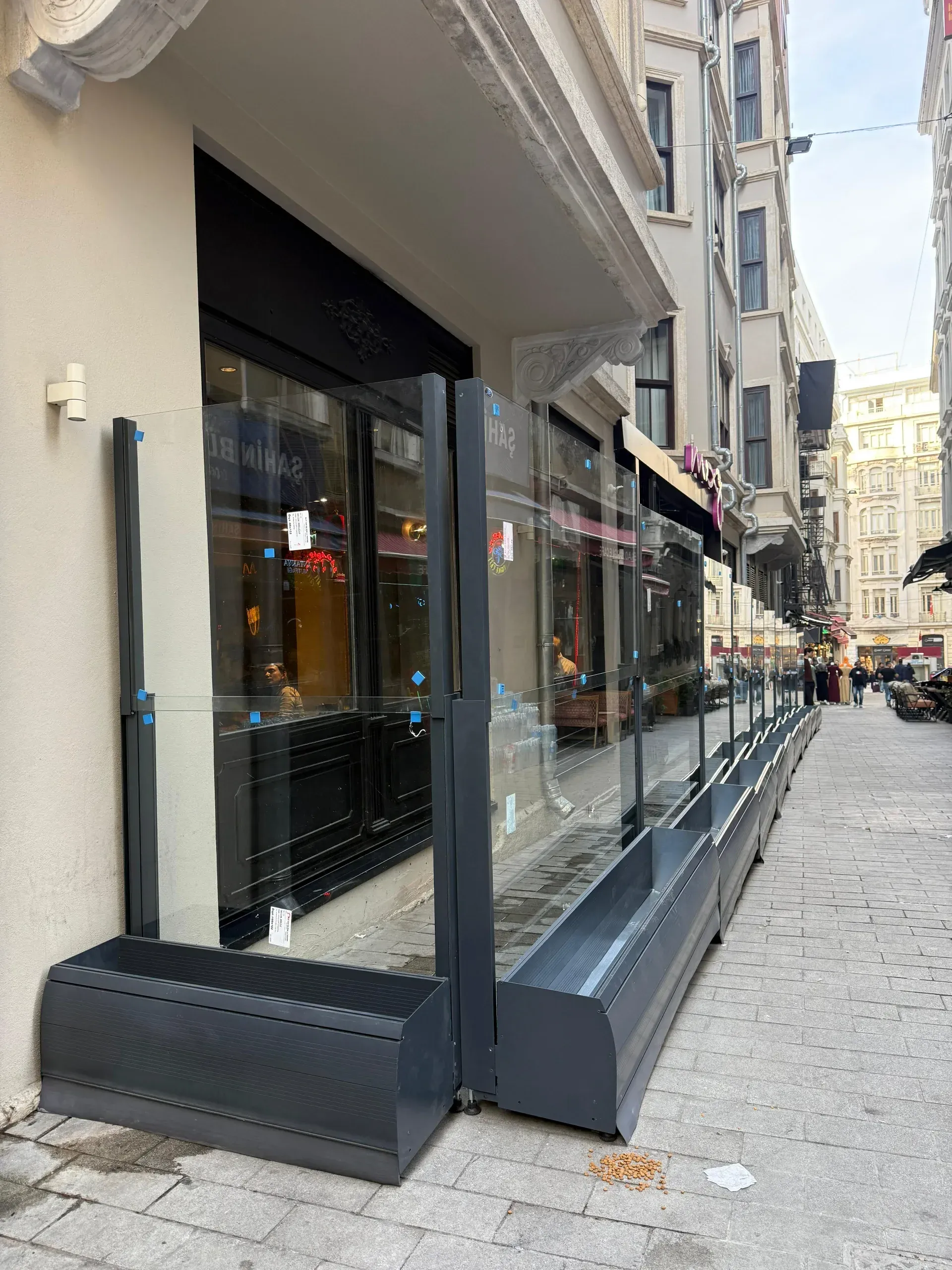 Windschutzglas mit Pflanzkasten und LED — Kit‑Linie · 12
