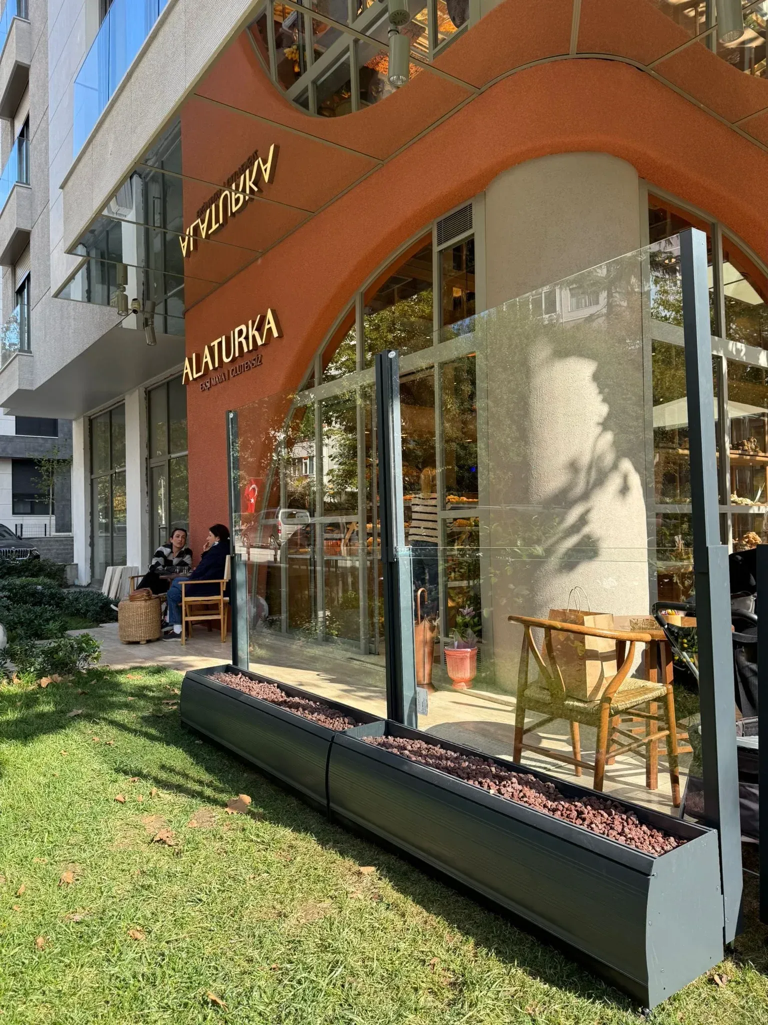 Windschutzglas mit Pflanzkasten und LED — Kit‑Linie · 13