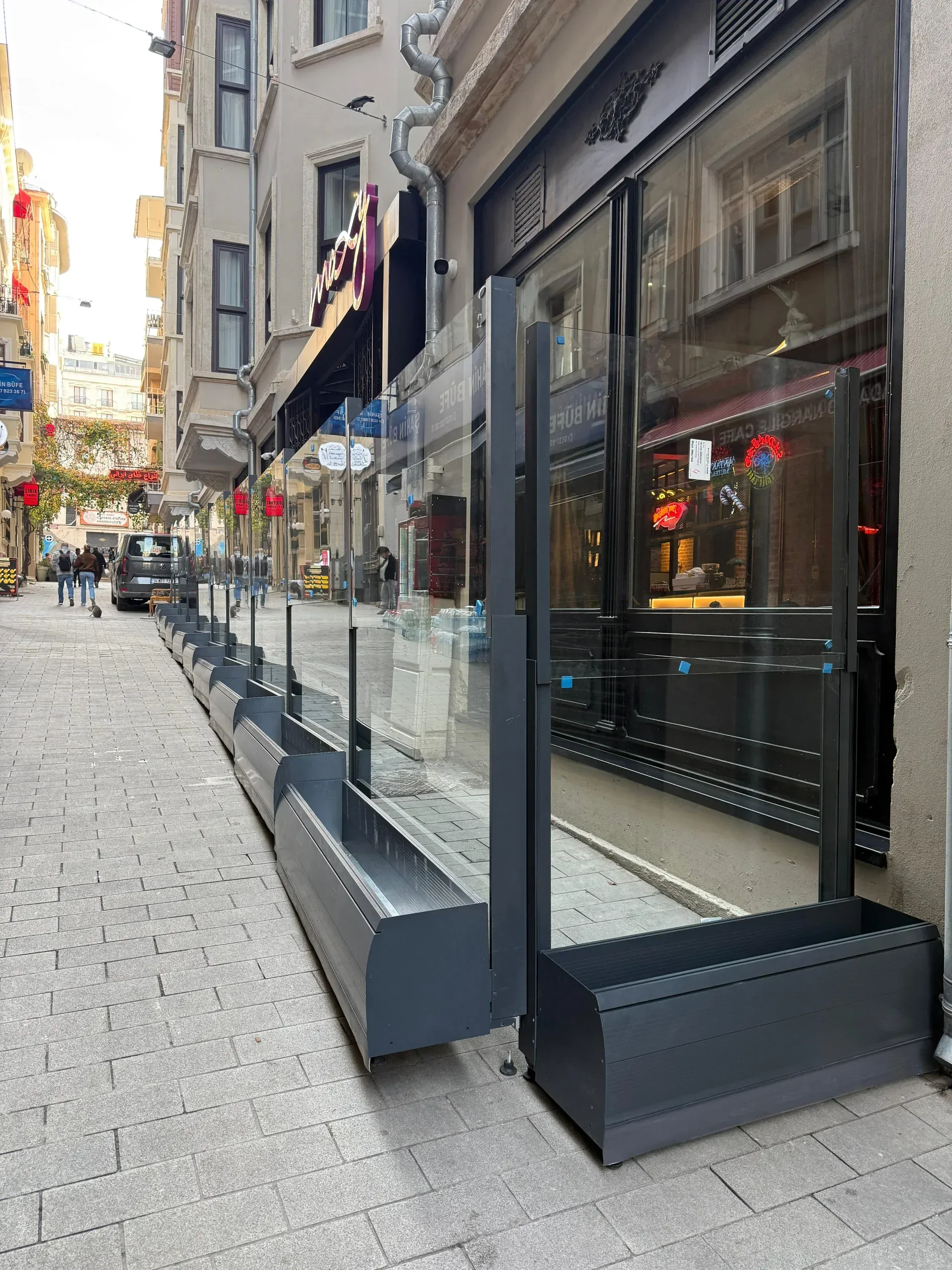 Windschutzglas mit Pflanzkasten und LED — Kit‑Linie · 14
