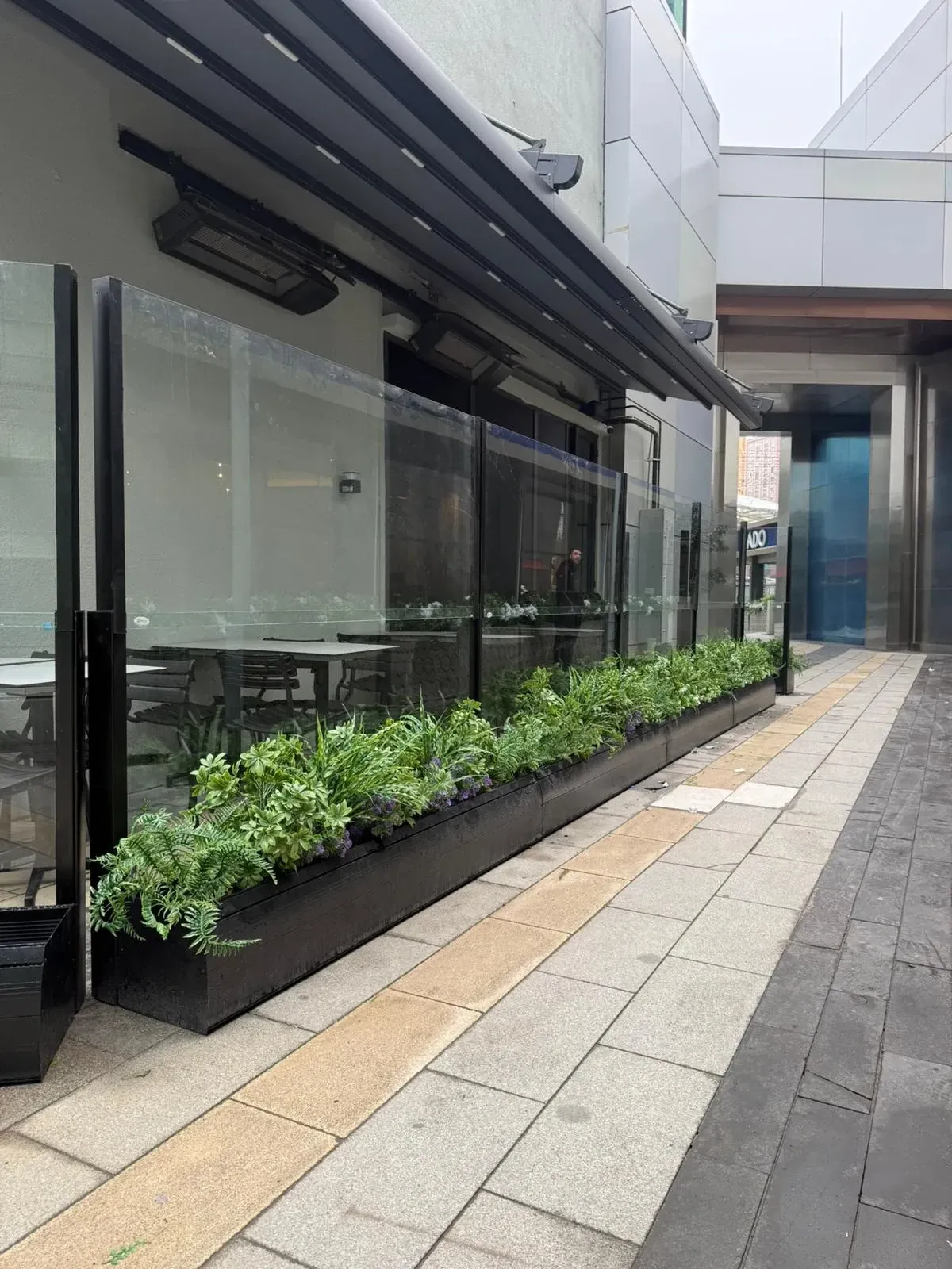 Windschutzglas mit Pflanzkasten und LED — Standard‑Linie · 07